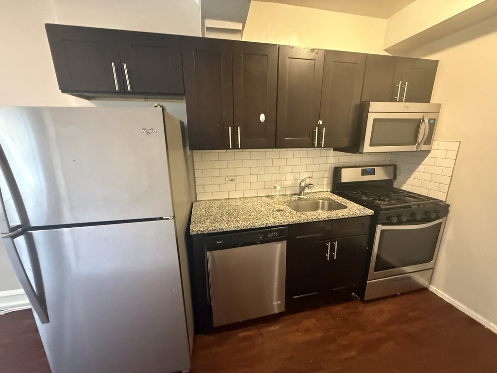 6748 N Ashland Avenue - Photo 1