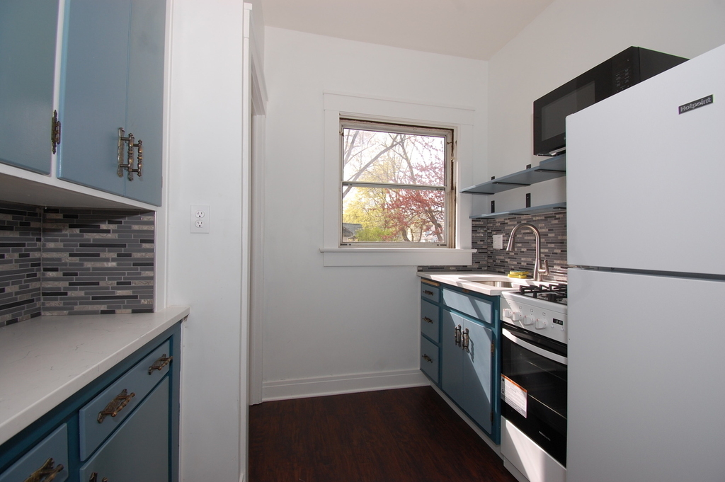 653 Jay Street - Photo 2