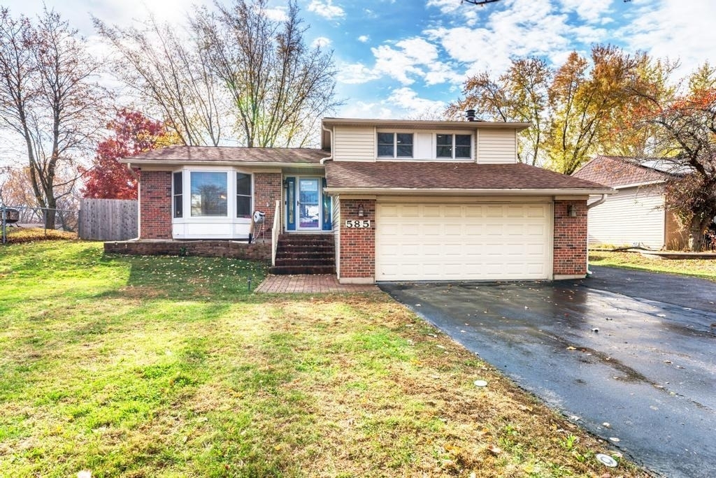 585 Cambridge Way - Photo 0