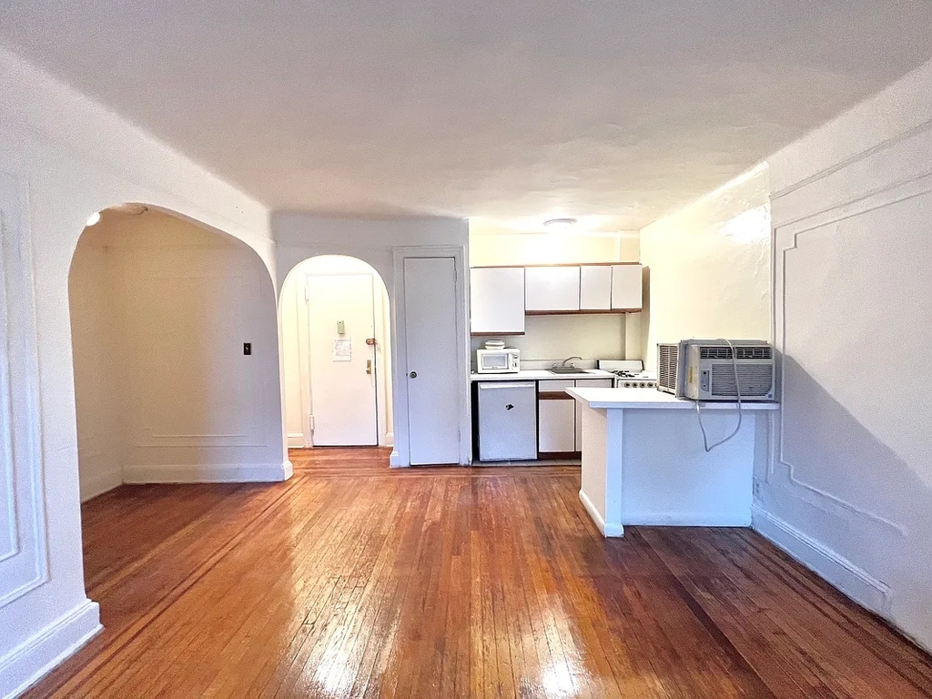 398 East 52nd Street - Photo 4