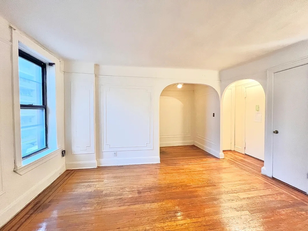 398 East 52nd Street - Photo 5