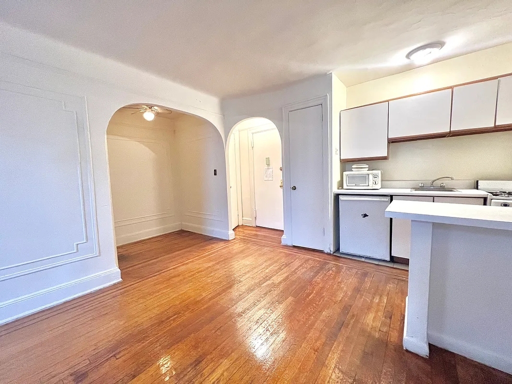 398 East 52nd Street - Photo 3