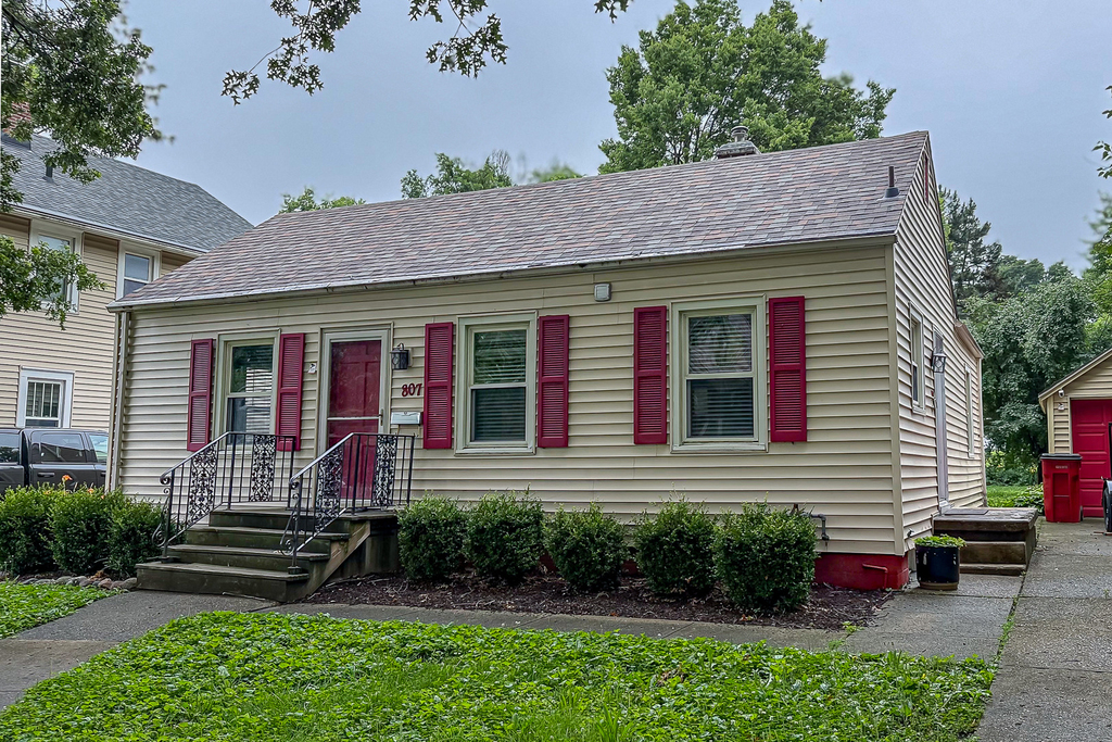 807 W John Street - Photo 2