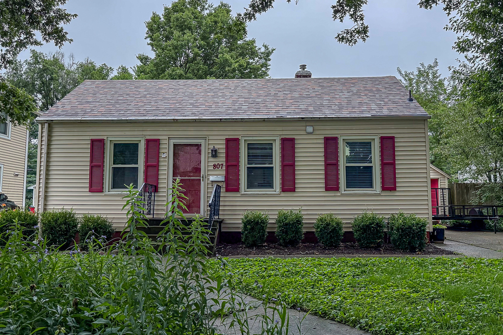 807 W John Street - Photo 0