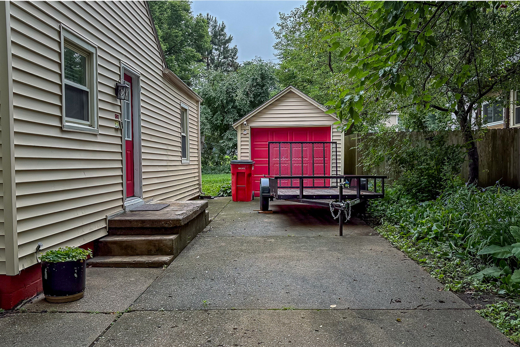807 W John Street - Photo 1