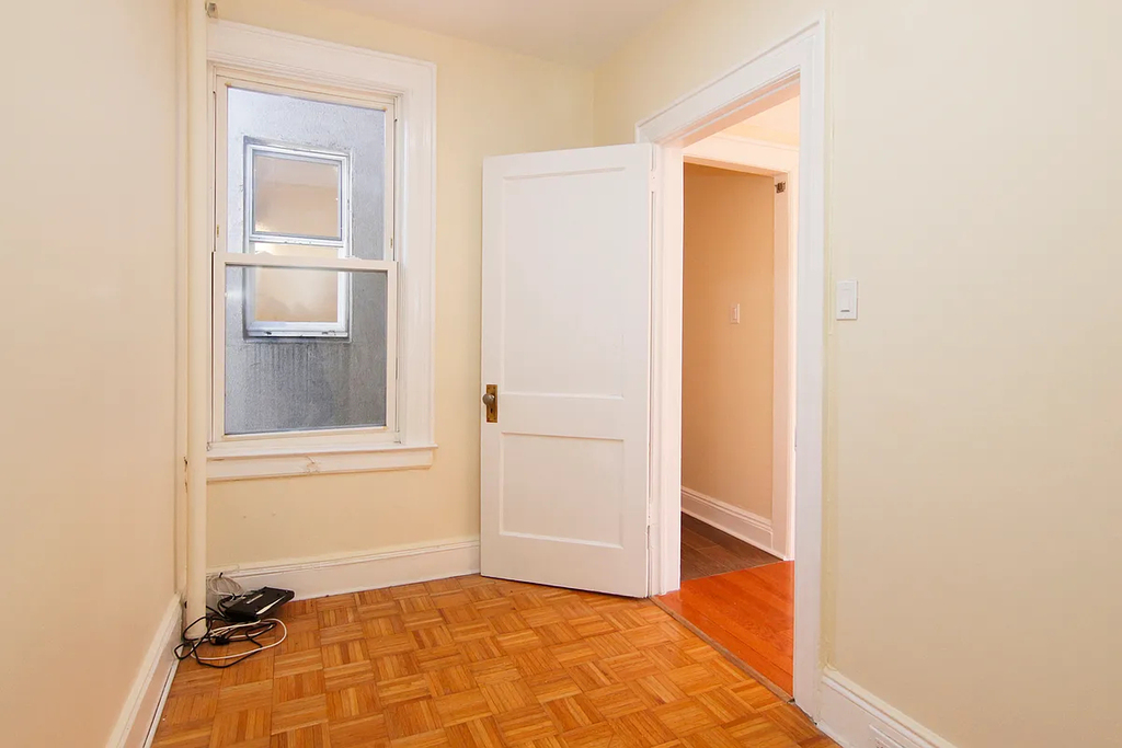Astoria 41st Street - Photo 1