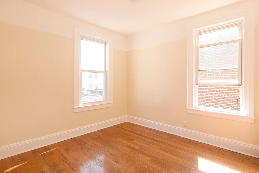 Astoria 41st Street - Photo 5