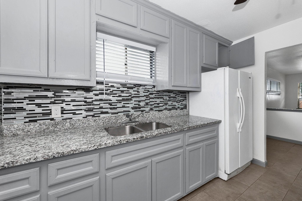 4203 Hirsch Road - Photo 5