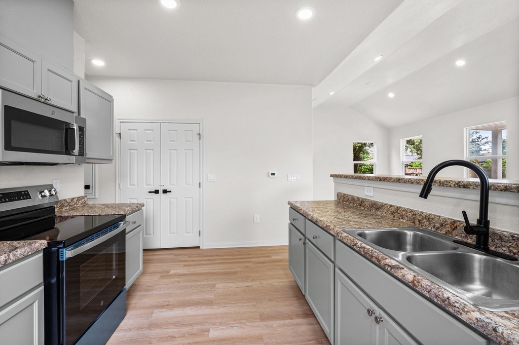 4415 Castor Street - Photo 7