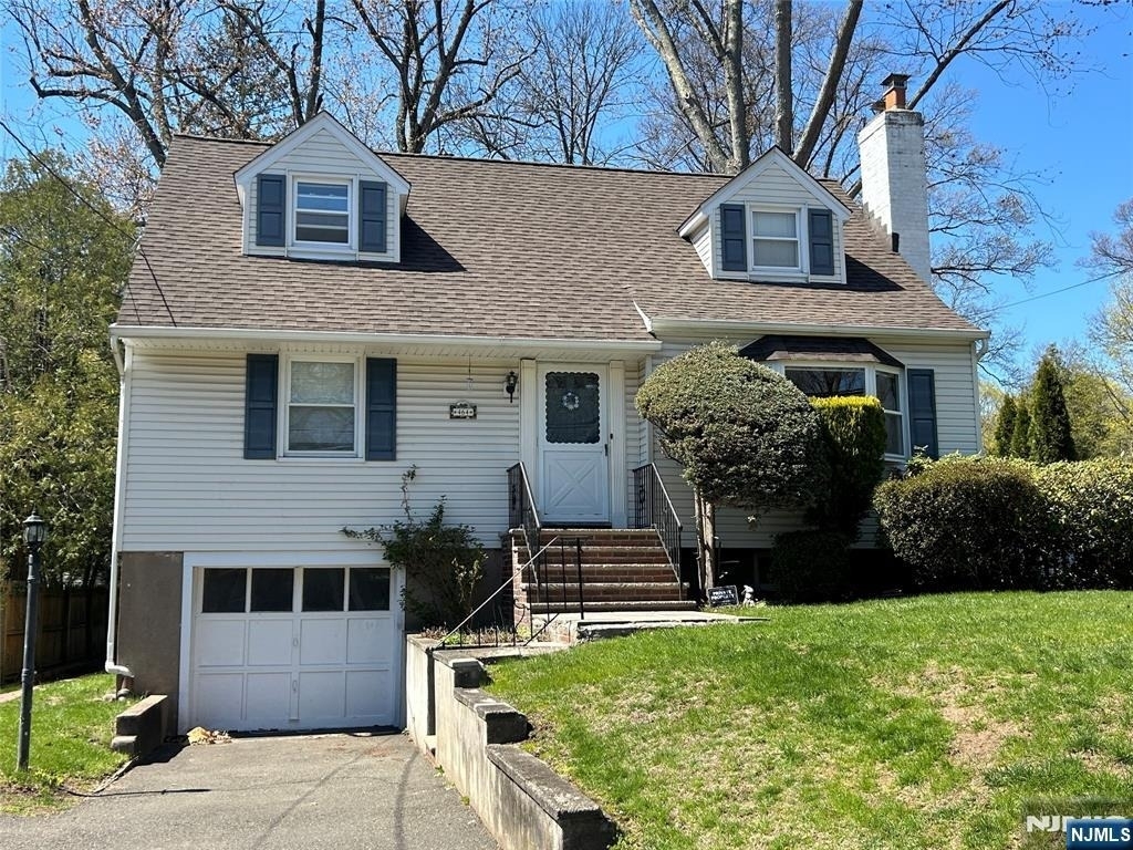 464 Hillcrest - Photo 0