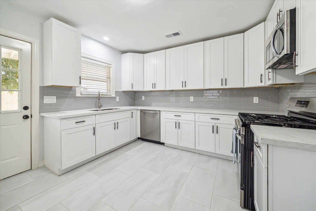 1745 Lexington Street - Photo 2