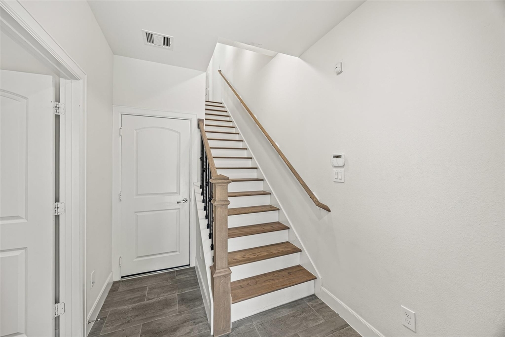 719 Leverkuhn Street - Photo 3