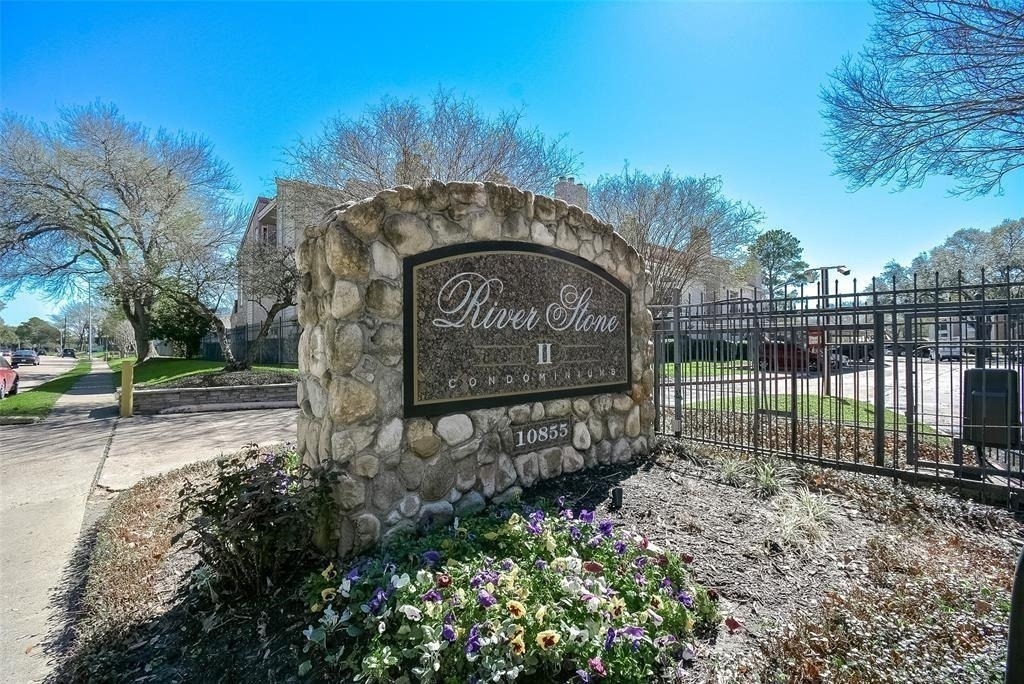 10855 Meadowglen Lane - Photo 0