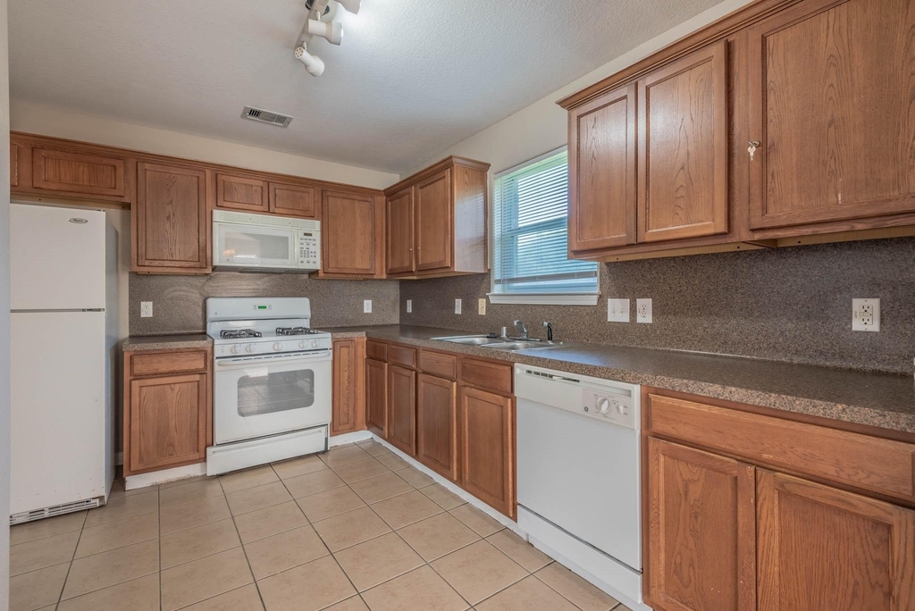 10203 Azalea Village - Photo 5