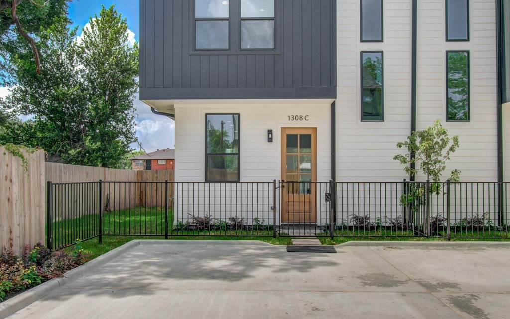 1308 Tarley Street - Photo 1