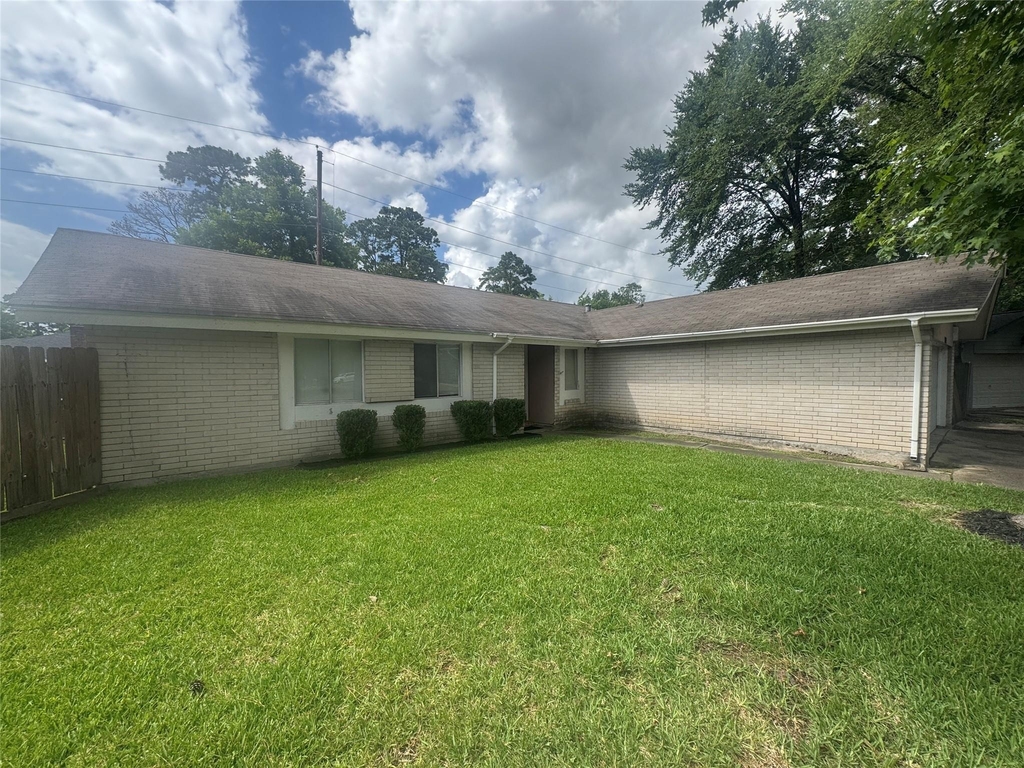 23139 Lestergate Drive - Photo 1