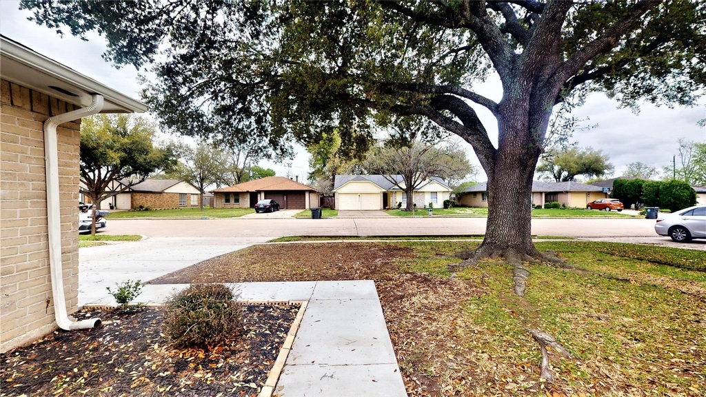 2331 Barrington Place - Photo 2