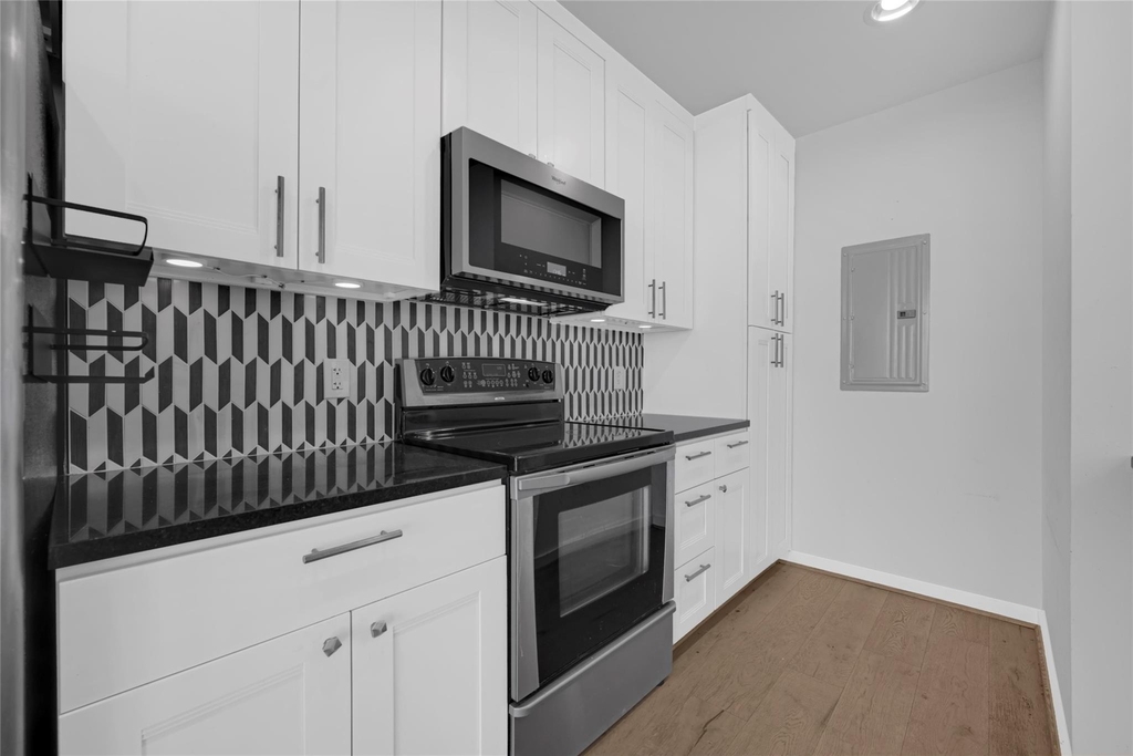 5925 Almeda Road - Photo 4