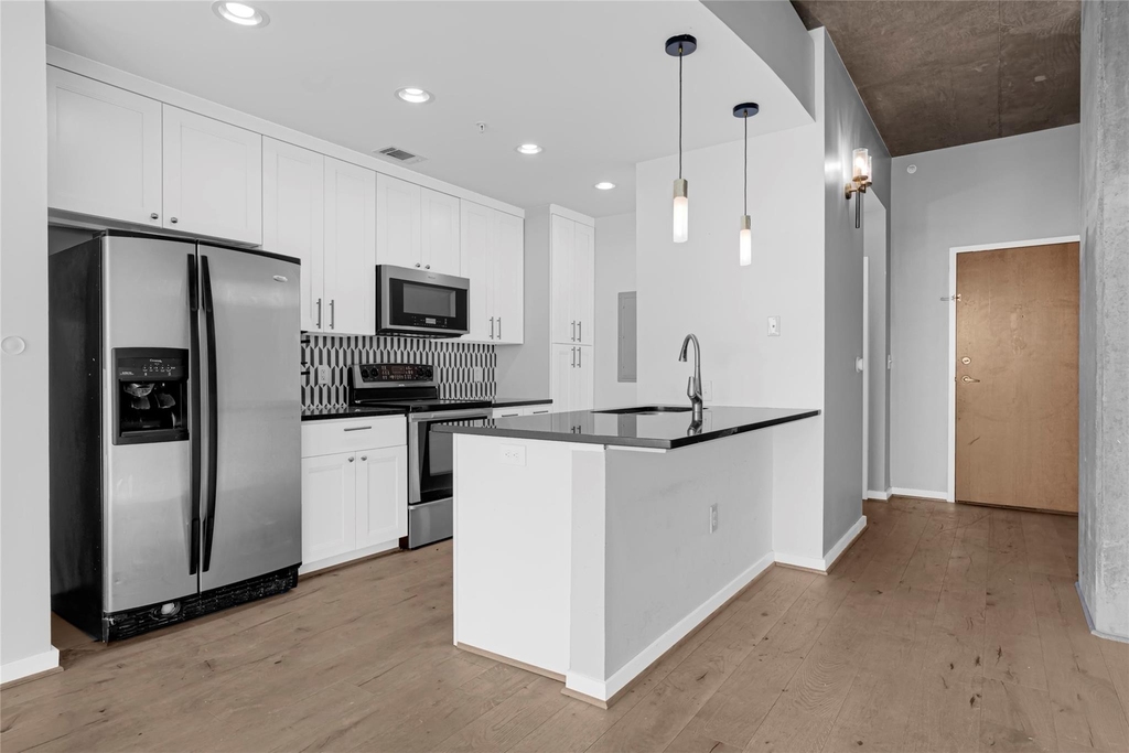 5925 Almeda Road - Photo 3