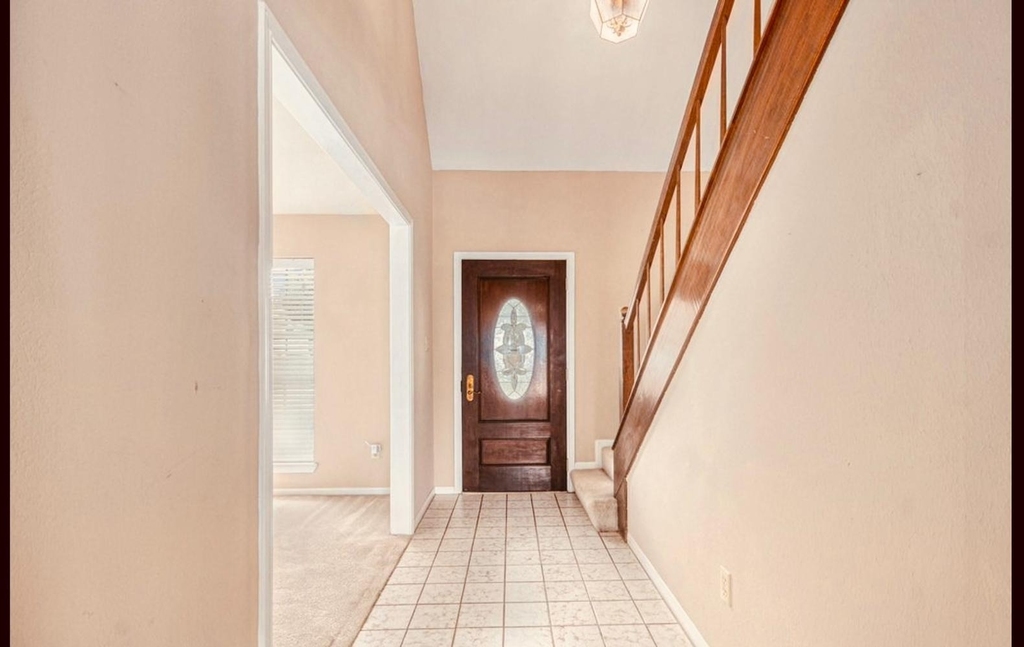15014 Hollydale Drive - Photo 3