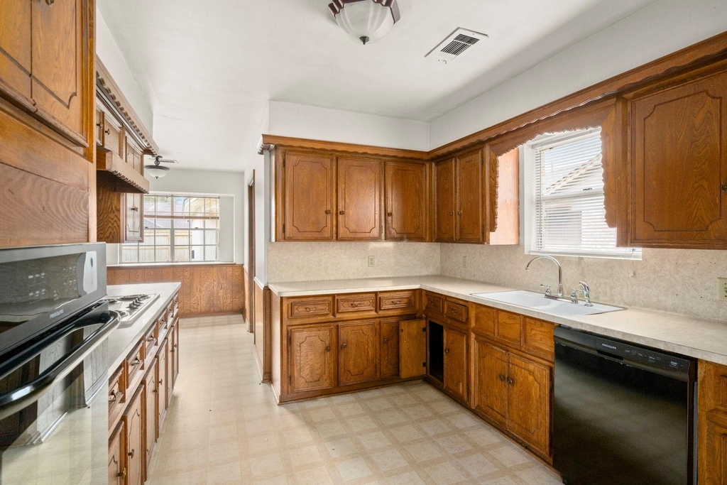 1039 Marcella - Photo 13