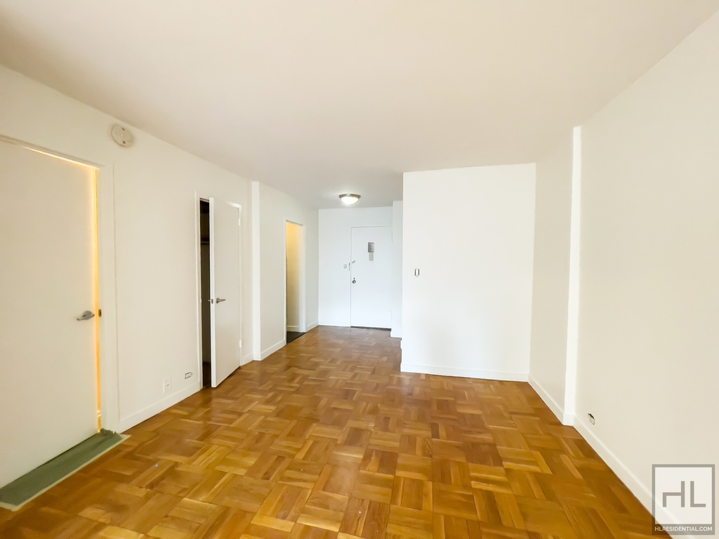 Fourth Avenue - Photo 1