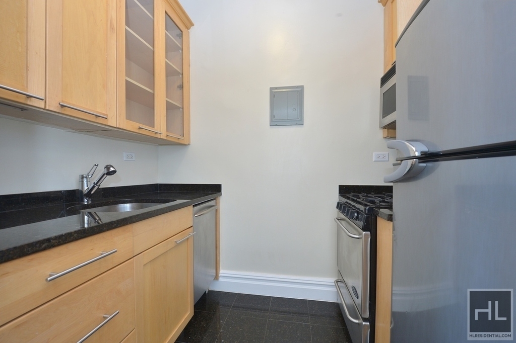Second Avenue - Photo 2