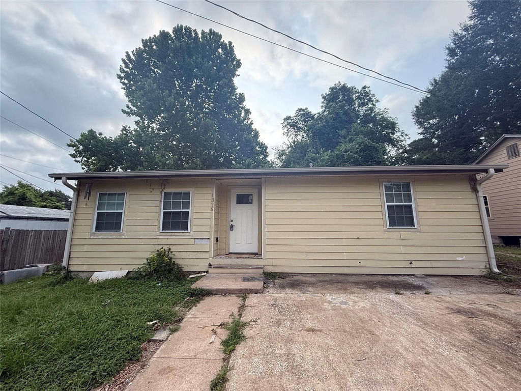 1315 Sycamore Avenue - Photo 0