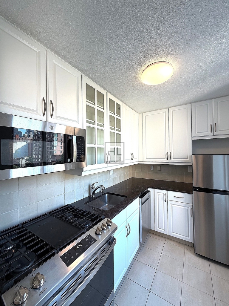 Second Avenue - Photo 1