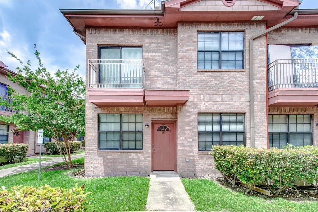 9400 Bellaire Boulevard - Photo 0