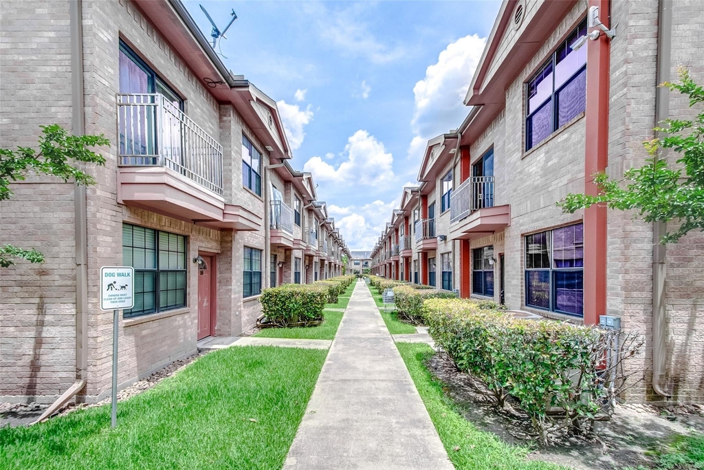9400 Bellaire Boulevard - Photo 3