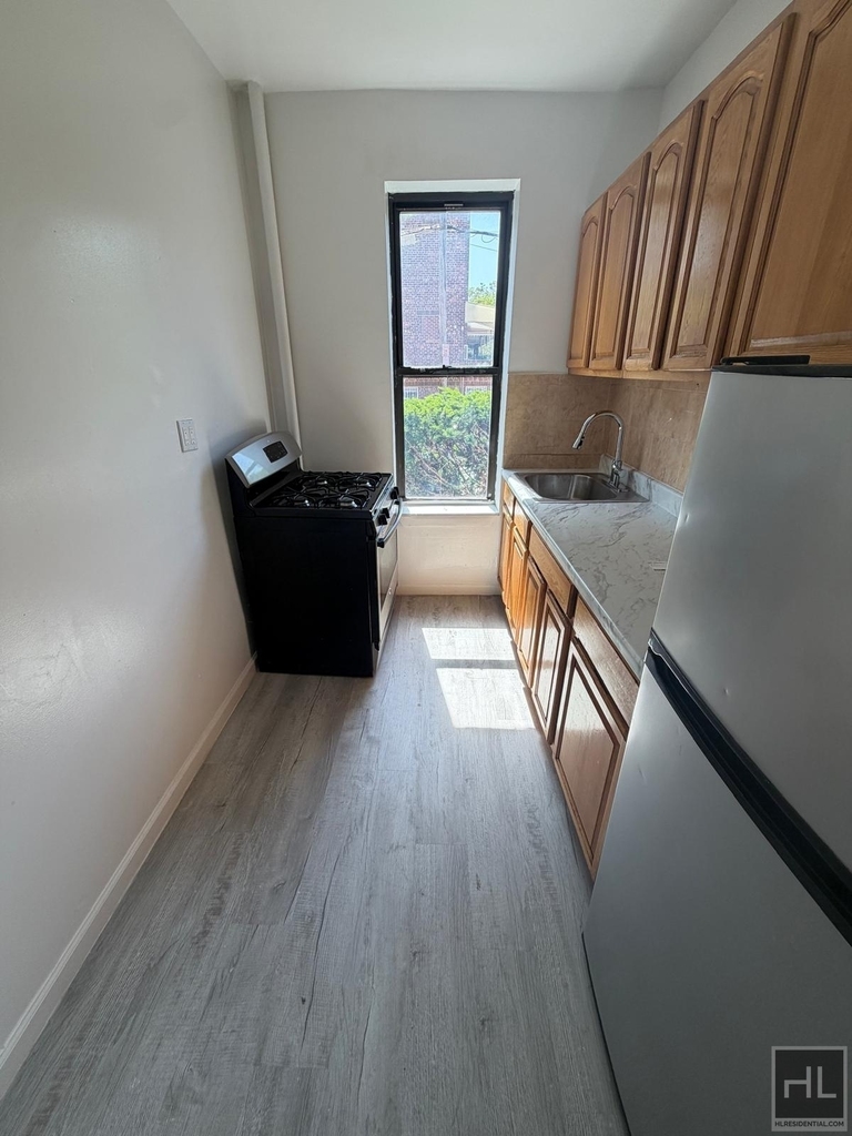 West 10 Street - Photo 6