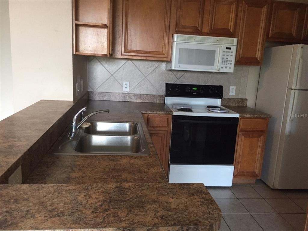 5572 Metrowest Boulevard - Photo 4