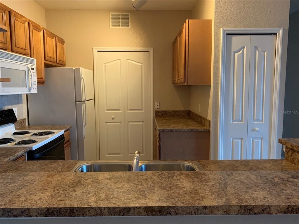 5572 Metrowest Boulevard - Photo 3