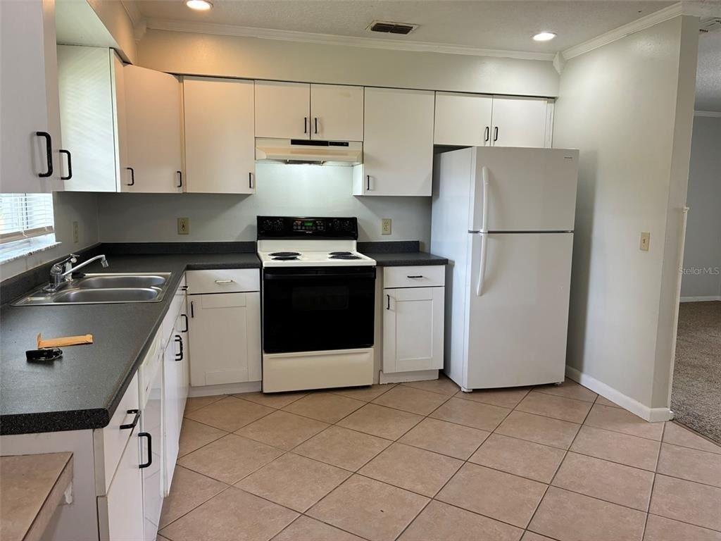 320 Queen Avenue - Photo 1