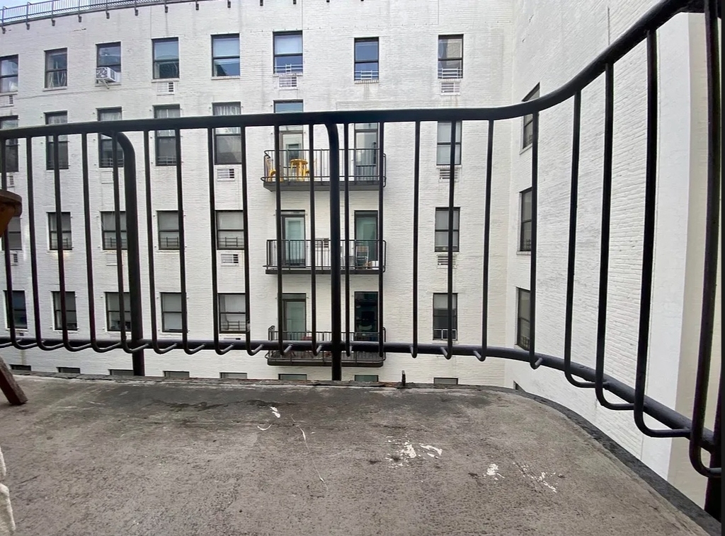 East 12th Street - Photo 4