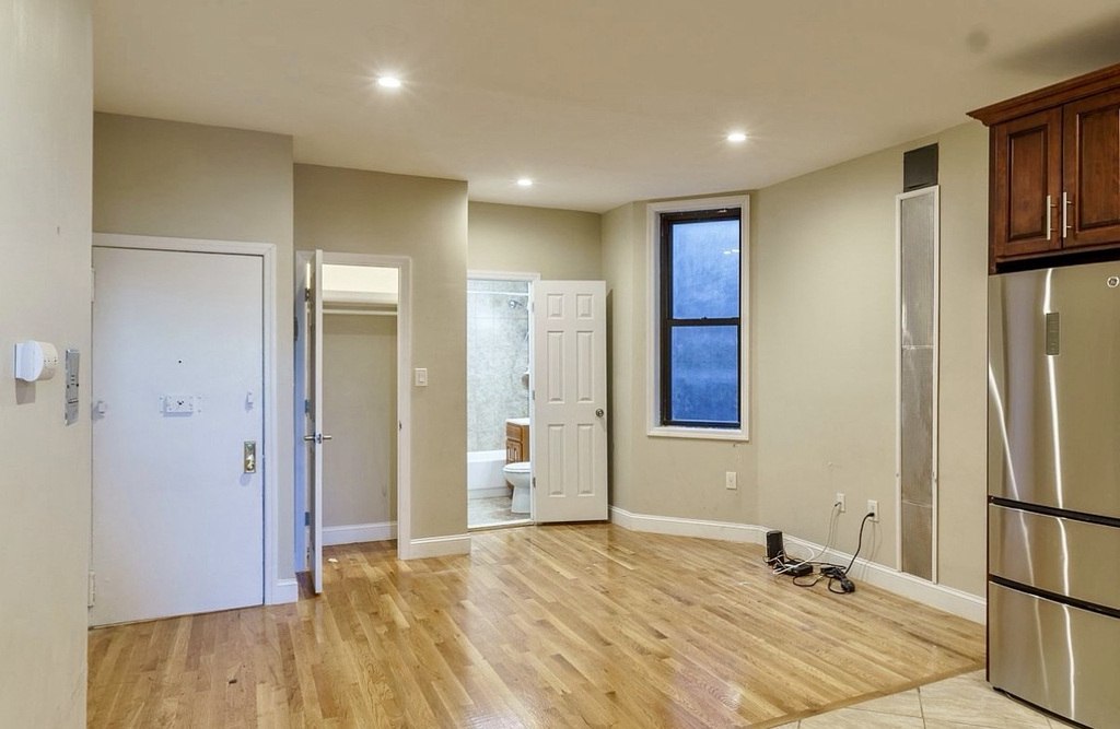 607 Gates Avenue - Photo 2