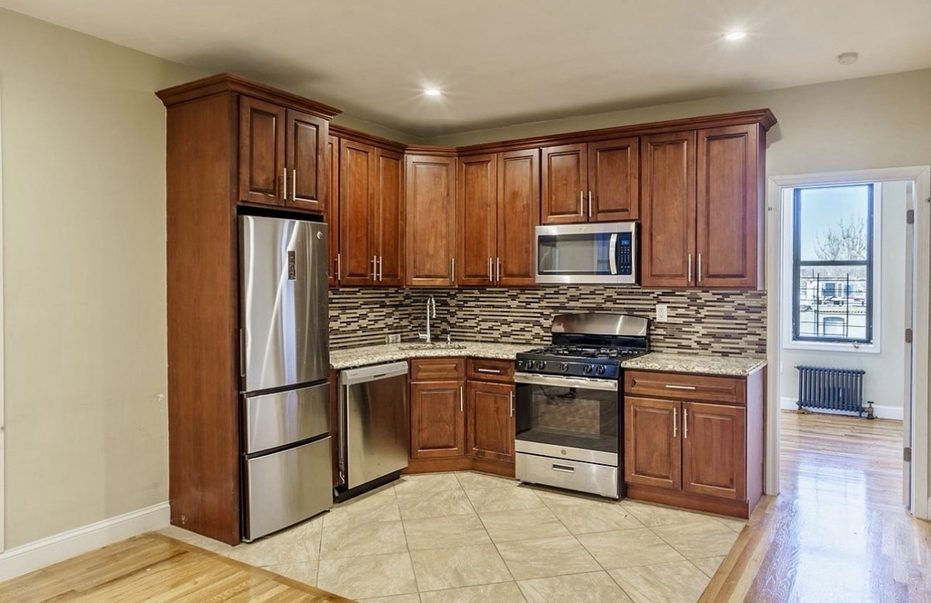 607 Gates Avenue - Photo 0