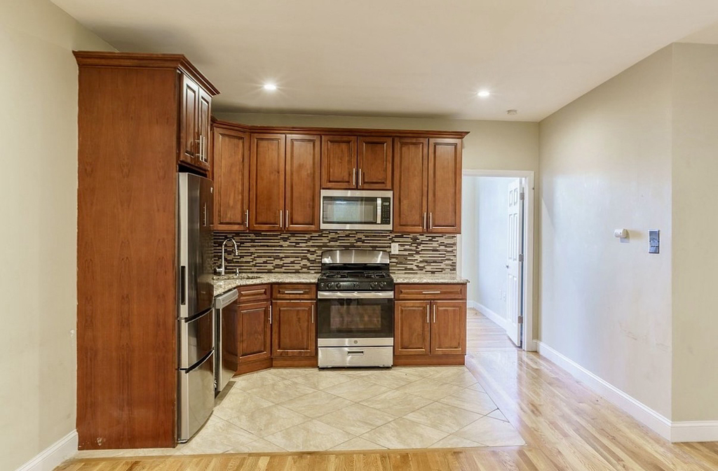 607 Gates Avenue - Photo 1