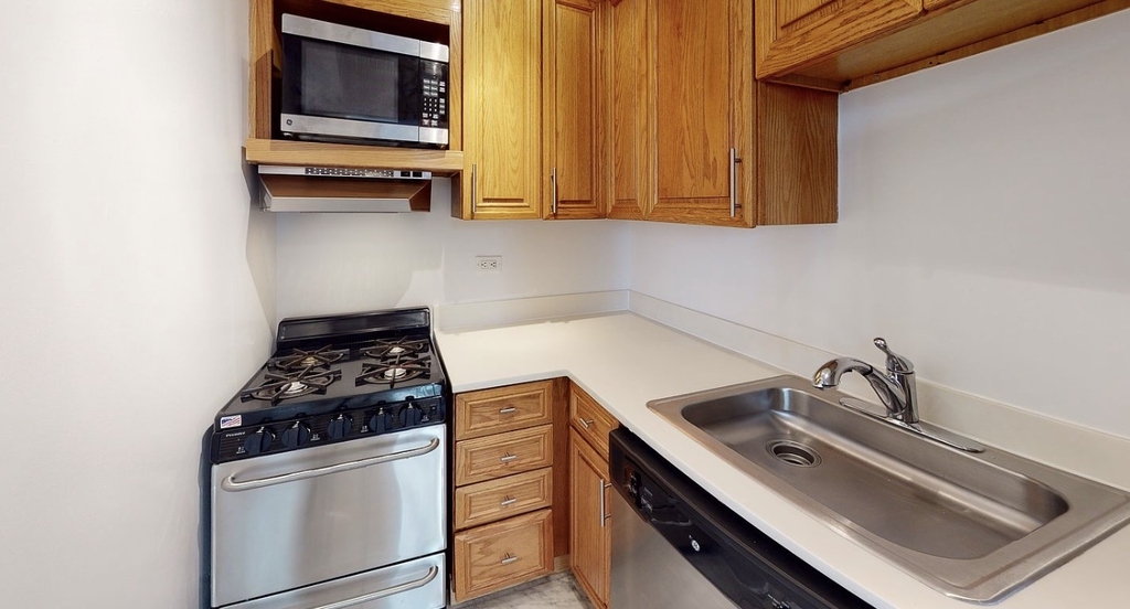 305 West 13th Street - Photo 2