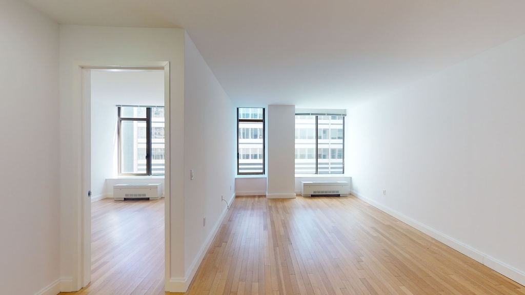 10 Hanover Square - Photo 1