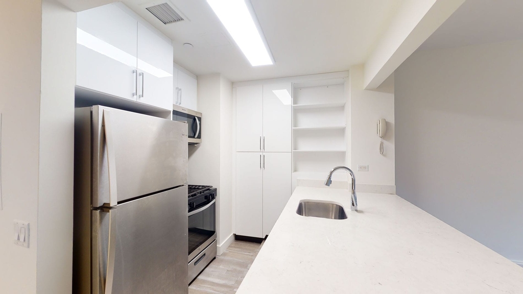 10 Hanover Square - Photo 1