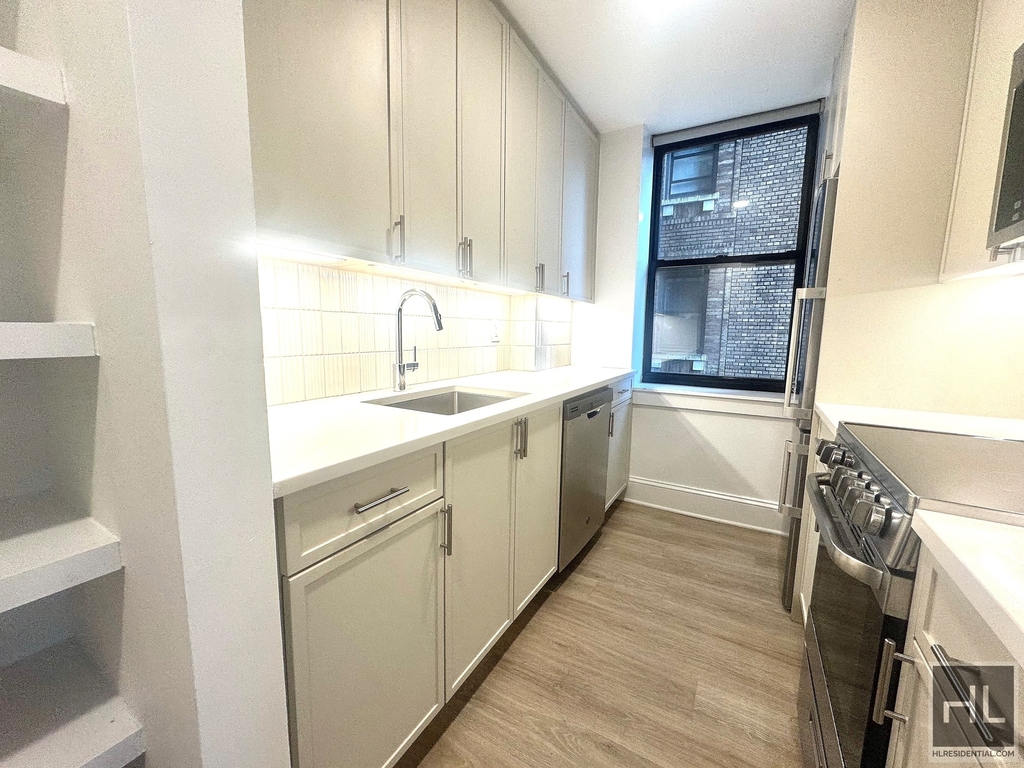 West 34th Street - Photo 0