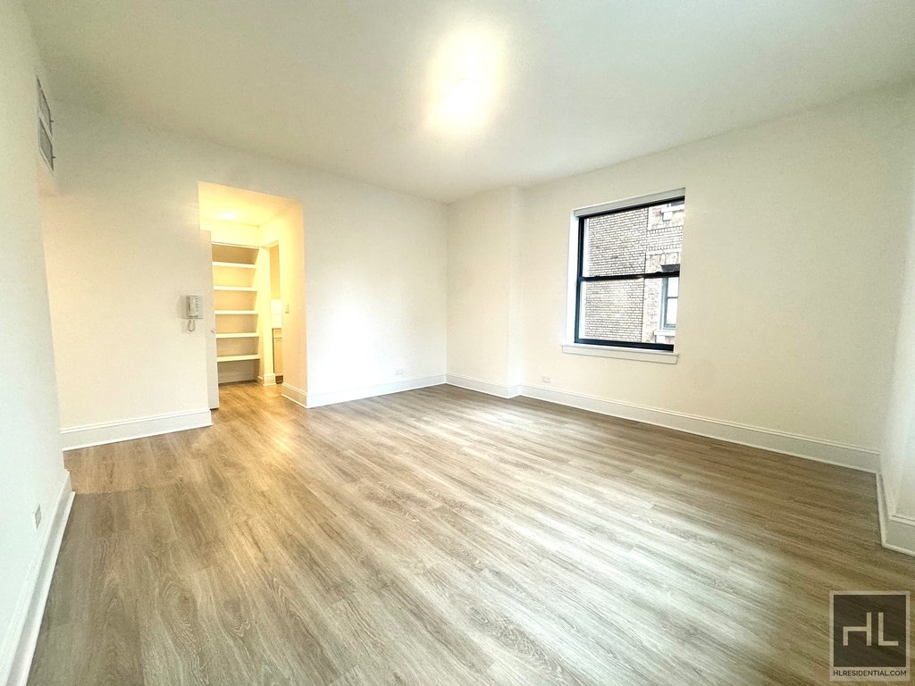 West 34th Street - Photo 1