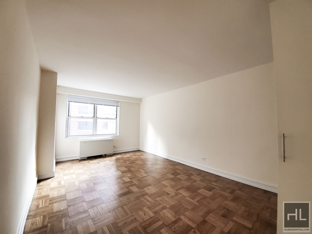 8th Avenue - Photo 0