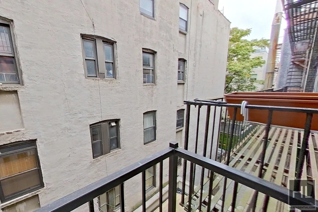 Avenue B - Photo 4