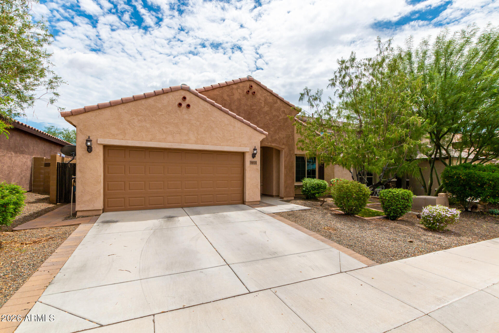 1019 W Spur Drive - Photo 0
