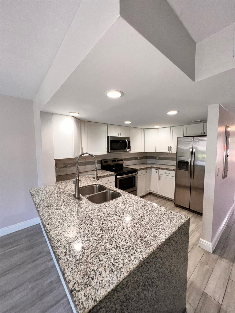 9050 Nw 28th Street - Photo 2