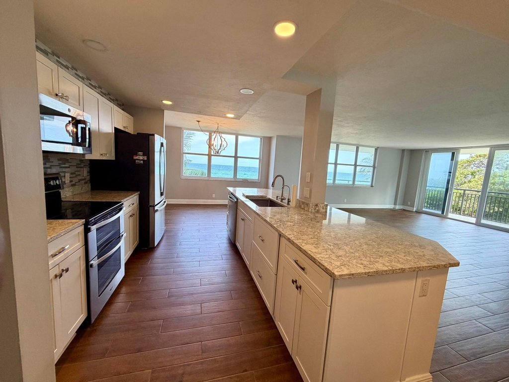 1147 Hillsboro Mile - Photo 2