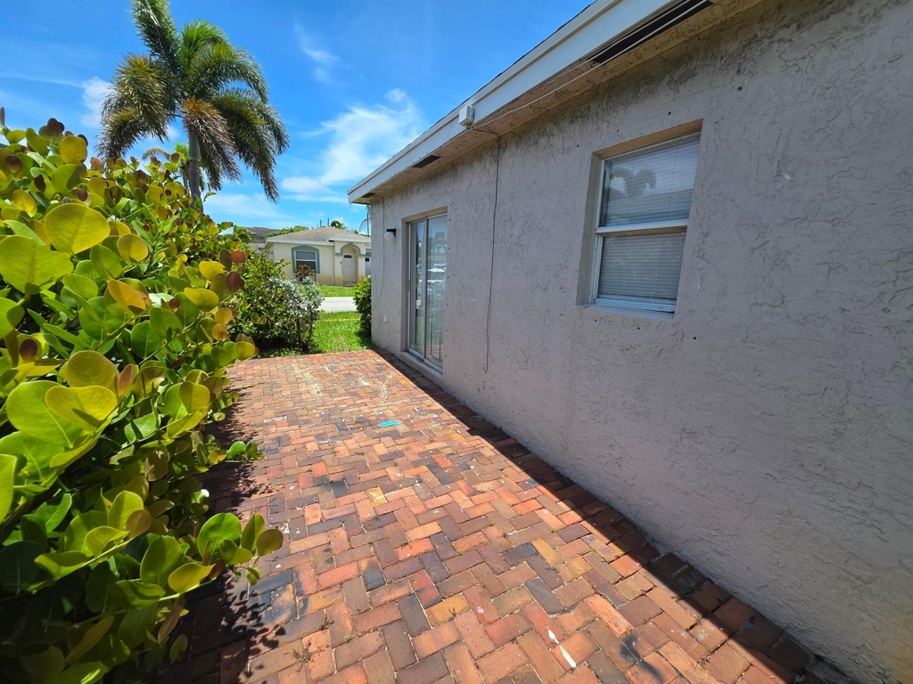 569 E Ridge Circle N - Photo 22